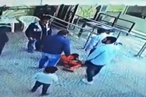 فيديو| سحله وداس على رأسه .. موظف أمن في مصر يعتدي على طفل بوحشية!