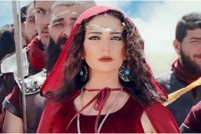 أمل عرفة تتعرض لهجوم قاس بسبب ملامح وجهها في إعلان شيبس! (فيديو)