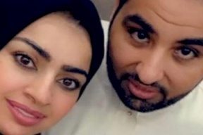 مشهورة سناب تثير غضب السعوديين بتقبيل قدم زوجها - فيديو