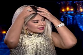 تصرف مفاجئ من إعلامية مصرية على الهواء مباشرة.. فيديو