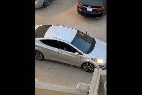 شاهد.. رجل يفتح النار أمام منزل أهل زوجته بالرياض