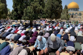60 ألفا يؤدون الجمعة الثالثة من شهر رمضان في رحاب الأقصى