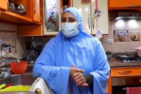 يوتيوبر مصرية مصابة بكورونا تعد "العشاء الأخير" لأسرتها (فيديو)