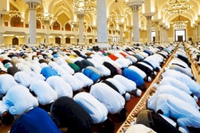 أول دولة عربية تمنع إقامة صلاة عيد الفطر .. وهذا هو السبب