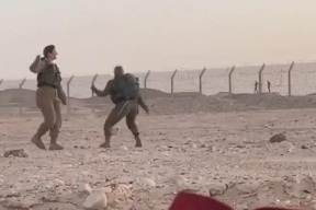 شاهد- مجندات إسرائيليات يرقصن مع جنود مصريين على الحدود!