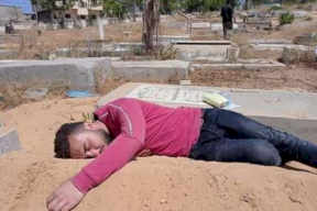 الصورة التي أحزنت كل من شاهدها.. الكشف عن سبب نوم هذا الشاب فوق القبر!