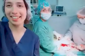 فيديو يثير الغضب.. أطباء يرقصون على جسد مريض أثناء عملية جراحية في تونس! (شاهد)