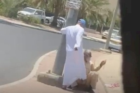 الوافد المُسِن الذي اعتدى عليه كويتي يكشف تفاصيل محزنة والحسرة في عينيه! (فيديو)