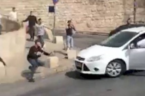 فيديو| مستوطن يدعس شبانا قرب باب الاسباط بالقدس
