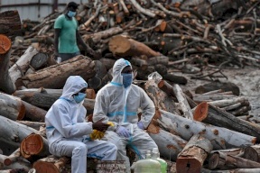 فيديو| عملية مثيرة للقلق.. هنود يلقون جثث ضحايا كورونا في الأنهار خوفا من المرض 