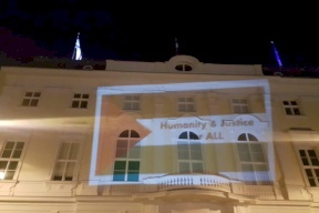 صور| شبان فلسطينيون وعرب يرسمون العلم الفلسطيني على مبنى رئاسة الوزراء النمساوية