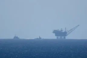 حماس تعلن استهداف بارجة إسرائيلية بالصواريخ 