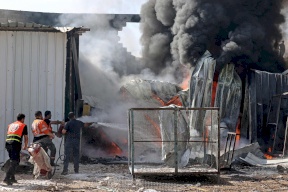 الاحتلال يستهدف مصنعًا للإسفنج بقذائف فسفورية