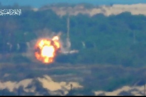 فيديو- القسام تنشر لحظة استهداف حافلة لنقل الجنود شمال غزة