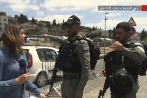 فيديو| هذا ما فعلته مستوطنة مع مراسلة الجزيرة في القدس شيرين أبو عاقلة أثناء بث مباشر