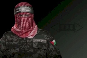 صحفي إسرائيلي يزعم: اكتشفنا هوية أبو عبيدة! (صورة)
