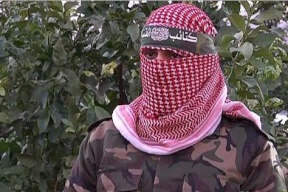 فلسطيني يستفز جندياً إسرائيلياً: "أطلق النار الآن وسوف أخبر أبو عبيدة بذلك" (فيديو)