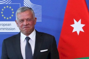 صور- الملك الأردني يكسر بروتوكول كورونا في حفل عيد الاستقلال الـ75