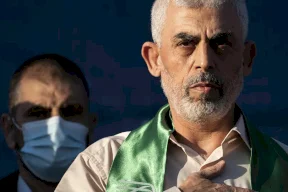 شاهد| بعد ترجله في شوارع غزة.. صورة "السنوار" تثير ضجة في إسرائيل