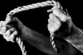 "حقتل نفسي والعيال".. تسجيل لمصري يكشف كيف خنق طفليه وانتحر