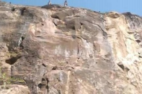 صورة| جريمة مروعة.. يمني يلقي نفسه وأطفاله من فوق جبل