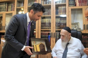 شاهد| سفير الإمارات لدى تل أبيب يثير جدلا كبيرا بفيديو مع حاخام يهودي