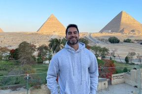 شاهد- سائح برازيلي يتحرش ببائعة في مصر.. وهذا ما حصل معه!