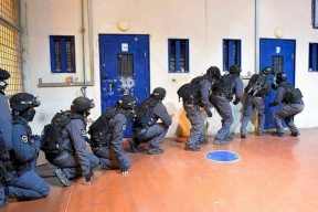 قوات القمع تقتحم قسم (22) في سجن النقب