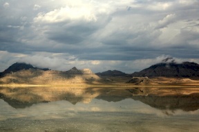 حاكم ولاية أمريكية يدعو لصلاة الاستسقاء