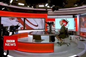 مذيع BBC يُثير الجدل خلال نشرة أخبار مهمة .. شاهدوا كيف ظهر على الهواء!
