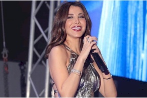 نانسي عجرم تغني وترقص بعد وفاة حماتها.. وتُغضب الجمهور (فيديو)