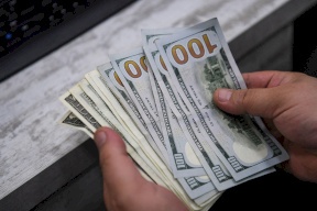 سلطة النقد تدخل نقوداً ورقية بعملتي الدينار والدولار الى قطاع غزة