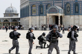 شرطة الاحتلال تعتقل فلسطينيا يوزع عصير "انتفاضة القدس" مجانا