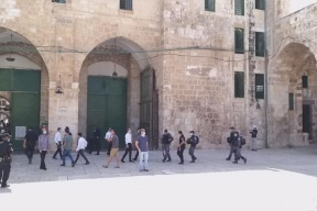 اشتباكات بالأيدي مع قوات الاحتلال داخل المسجد الأقصى المبارك