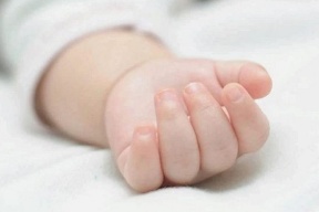 وفاة رضيع جوعا ونقل شقيقته للمشفى.. "أمهم ذهبت لحفلة وتركتهم 4 أيام"!
