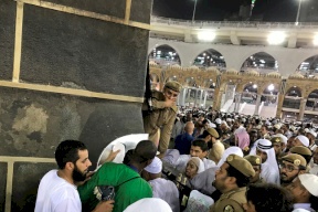 فتوى: ما حكم تقبيل الحجر الأسود في زمن كورونا؟