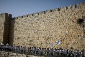 يديعوت: إسرائيل طلبت من مصر إقناع حماس بعدم الرد