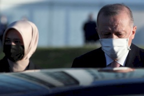 فلسطينية تخطف الأنظار خلال مرافقتها أردوغان في قمة الناتو