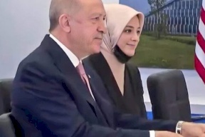 لفتت الأنظار .. من هي المترجمة المحجبة التي اختارها أردوغان خلال لقائه بايدن؟