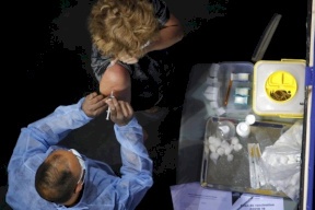 شركتان إسرائيليتان تعرضان لقاح كورونا بالسوق السوداء