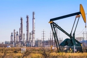 النفط يتراجع عن "قمة سنوات" بفعل ارتفاع الدولار