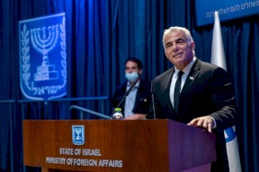 هآرتس: لابيد سيركز على تحسين العلاقات مع السلطة وواشنطن والأردن 