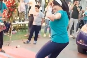 فيديو رقص جريء لفتيات في الشارع يثير ضجة في مصر! (شاهد)
