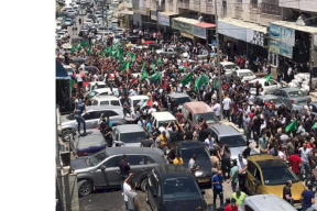 الالاف يشيعون جثمان الناشط نزار بنات