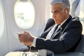 سيفتتح سفارة في أبو ظبي.. لابيد يصل الإمارات اليوم في أول زيارة رسمية