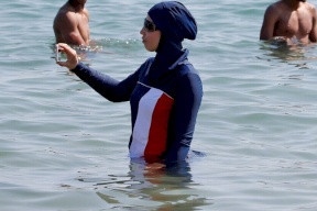مصر.. حسم الجدل حول ارتداء المايوه الشرعي