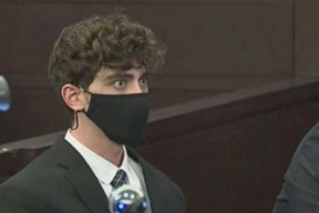 فيديو| "المجرم الوسيم" يتسبب بإنهاء حياة أم وابنتها.. وفتيات يدافعنّ عنه لجماله