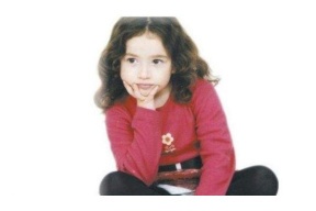 شاهد| هل تذكرون طفلة فيلم "حرامية في كي جي تو" مها عمار..هكذا اصبح شكلها! 