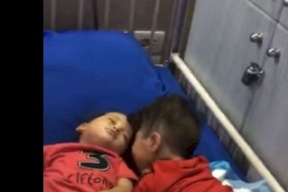 فيديو وصور| قصته هزت دمشق.. أب ترك طفلتيه جائعتين وهذا ما حل بهما