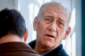 أولمرت يطلب إخضاع نتنياهو وعائلته لفحص نفسي.. ما السبب؟